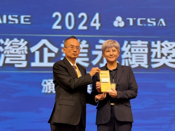 藥華藥連續三年勇奪「台灣企業永續獎」年度最佳永續報告揭露之「醫療保健類白金獎」，由國發會主任秘書張朝能(左)頒獎，藥華藥企業營運關係處長張慧敏(右)代表領獎。